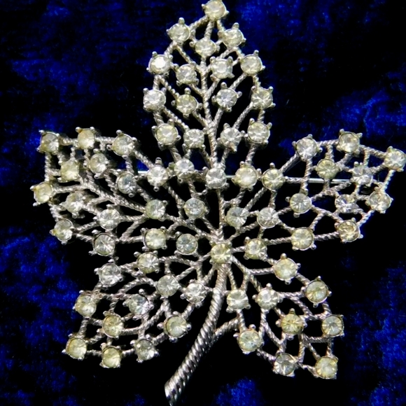 PIN-Crown Trifari Brooch Maple Leaf Openwork R - Picture 1 of 5